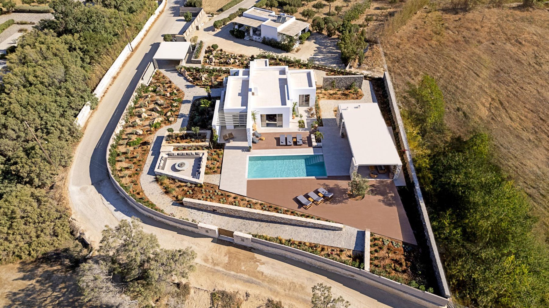 Blonde villa photo.