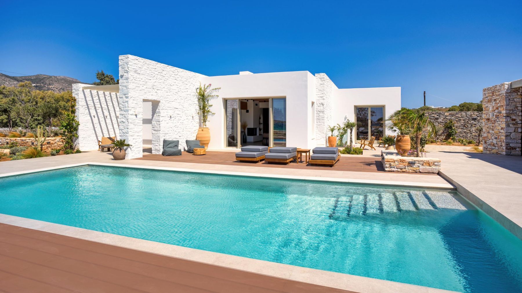 Blonde villa photo.
