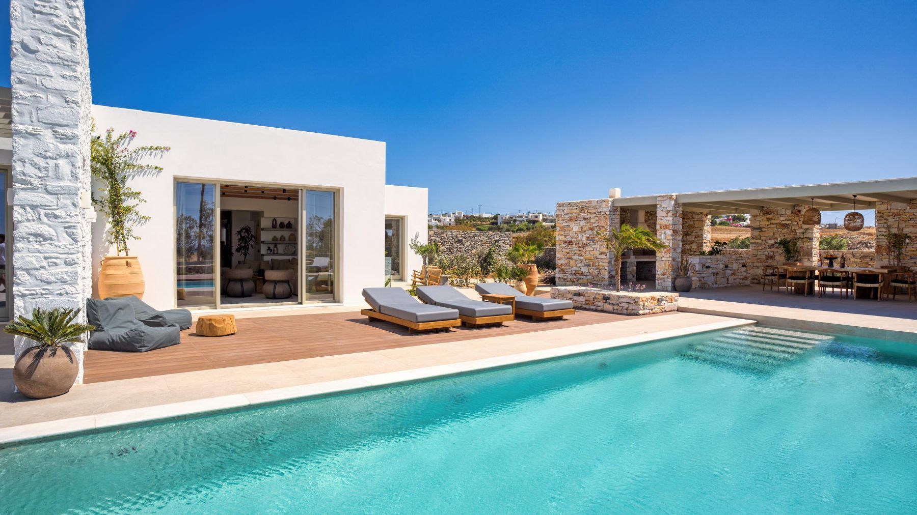 Blonde villa photo.
