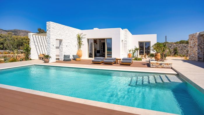 Blonde villa photo.