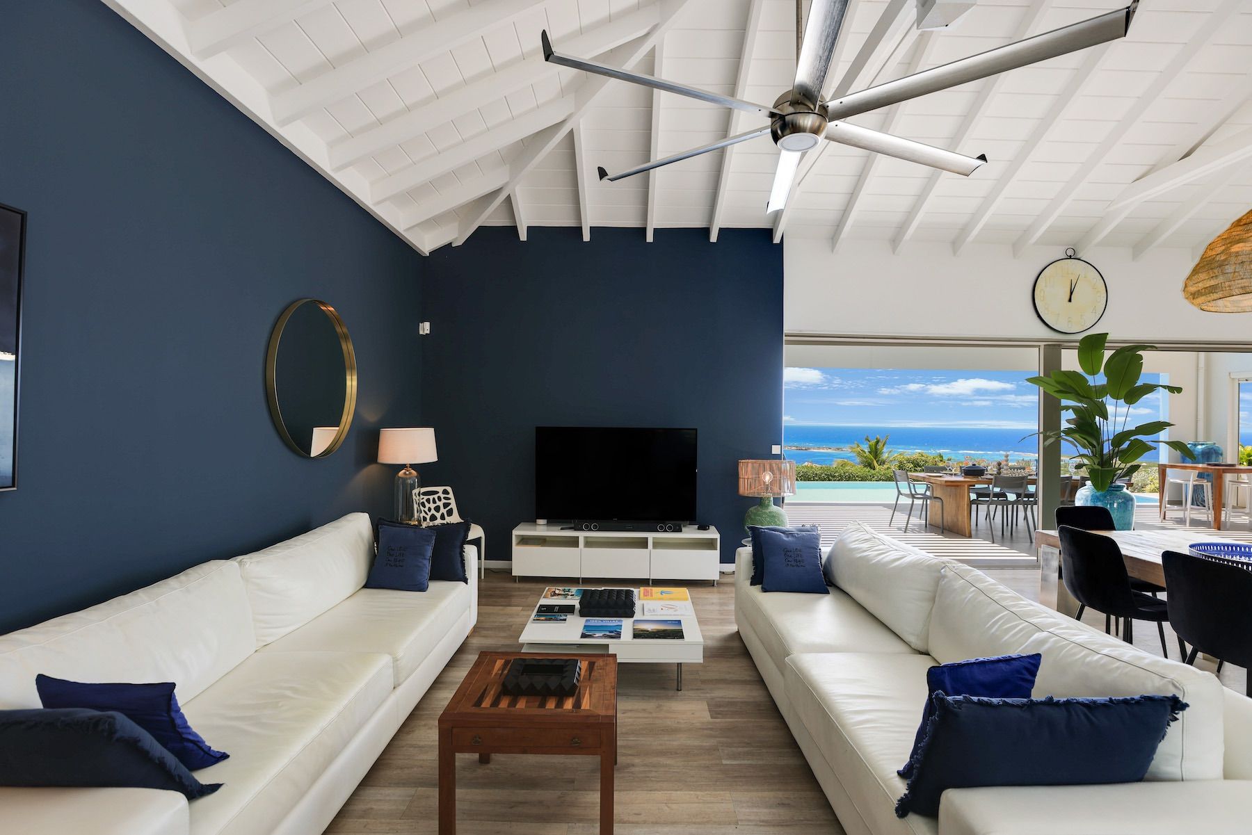 Leather sofas with flatscreen TV