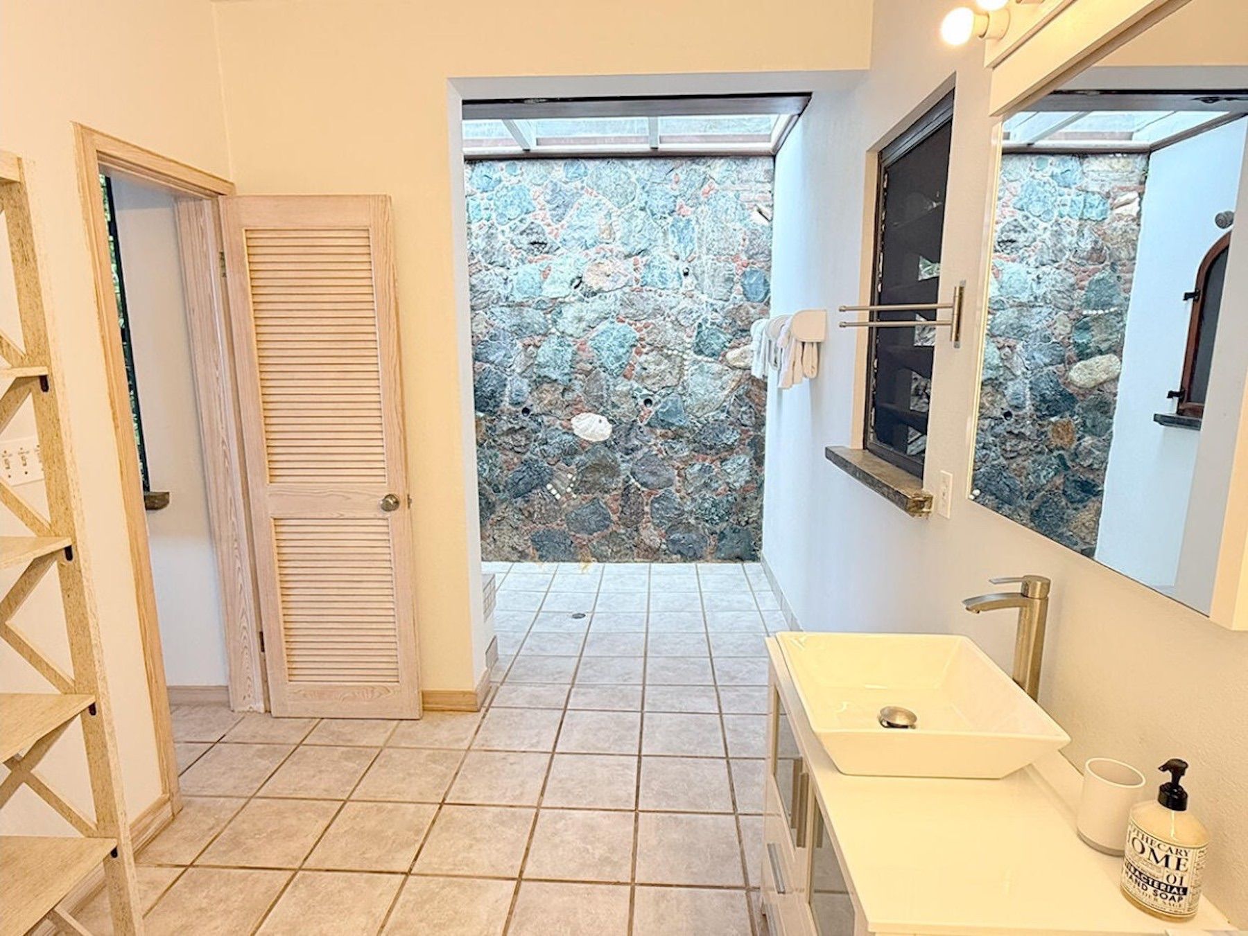 Anole villa photo.