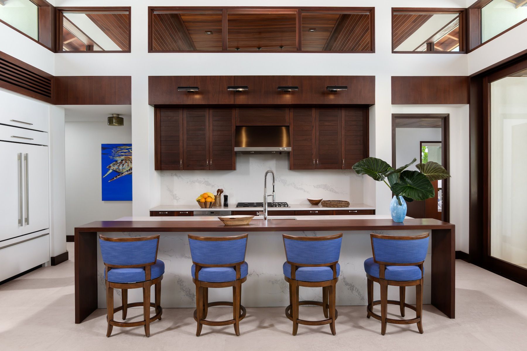 Fully equipped kitchen with breakfast bar seating
