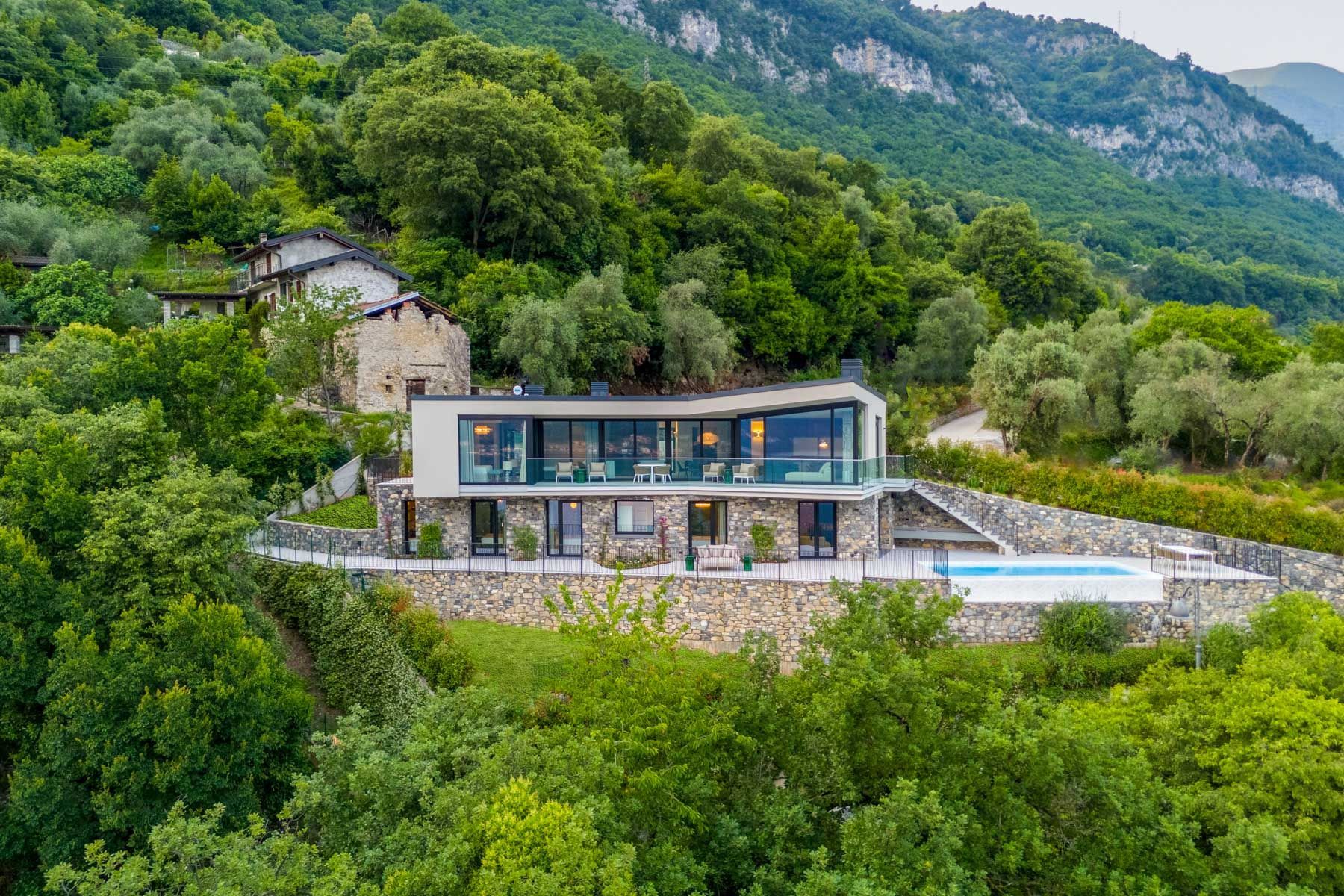 Luminora villa photo.