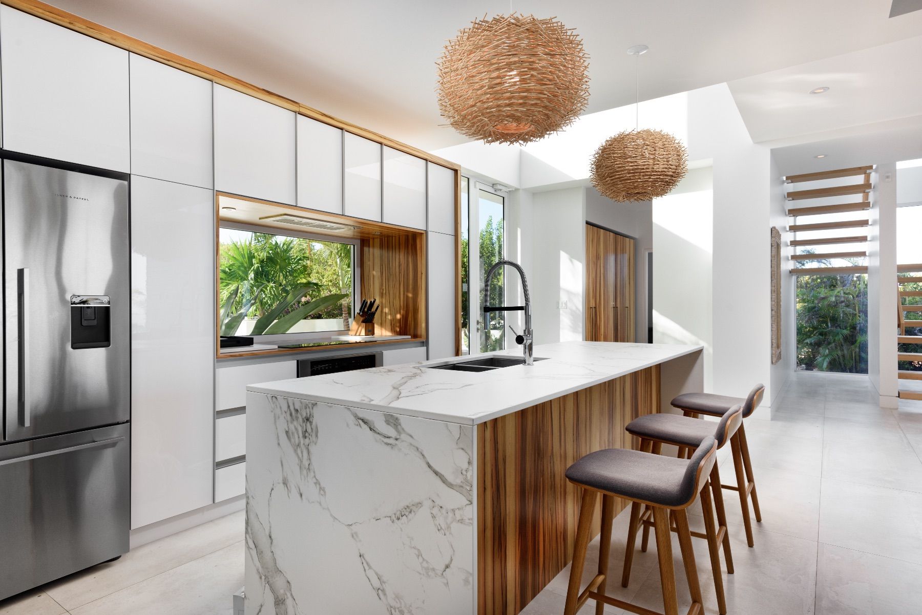 Fully equipped kitchen with breakfast bar seating