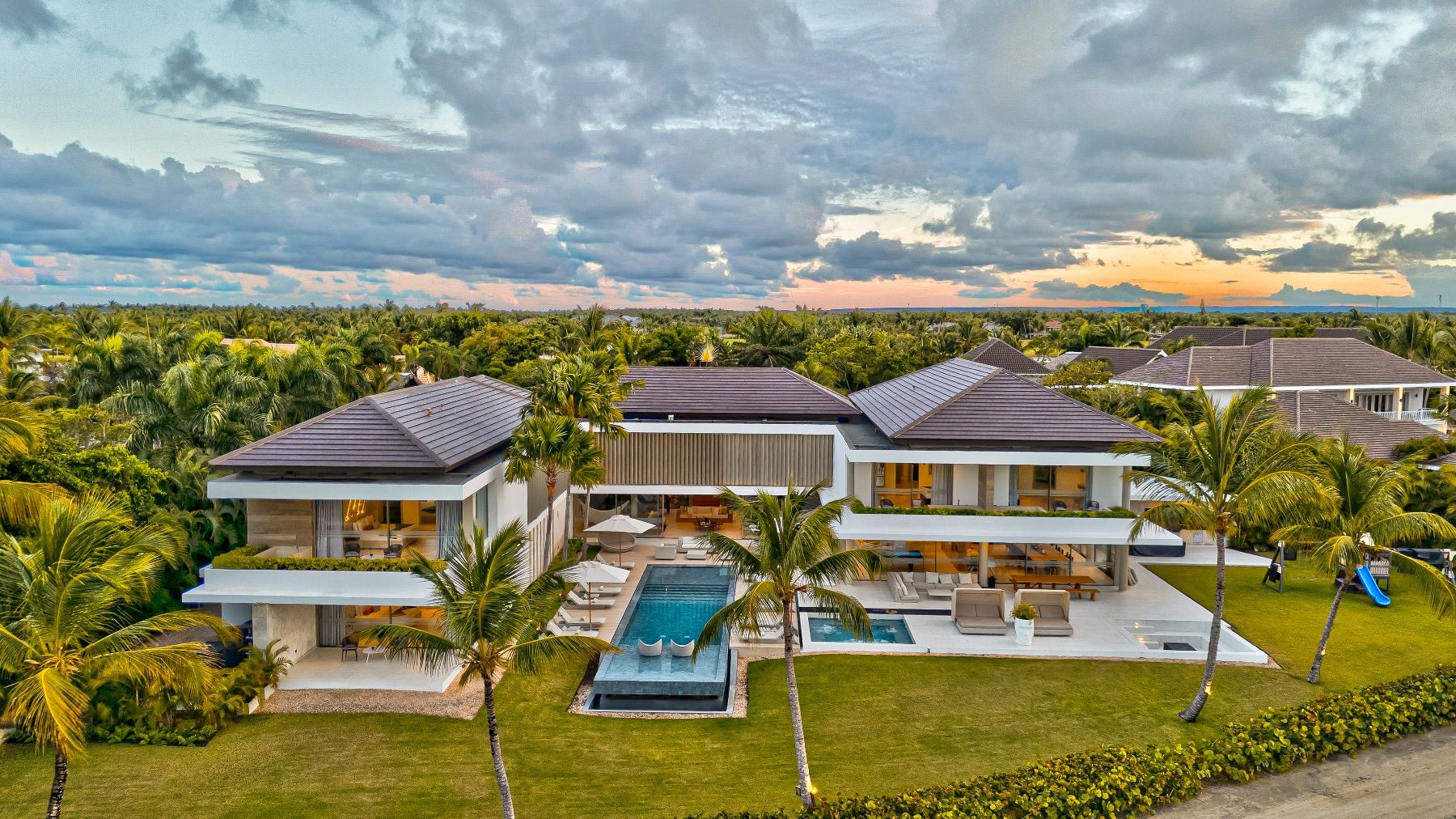 Royale Estate located in Punta Can is composed of two villas - Arrecife Royale and Mandala. Arrecife Royale is featured here. 