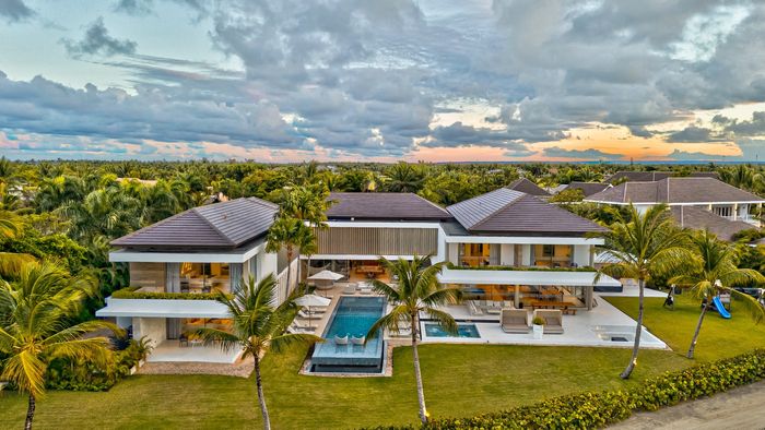 Royale Estate located in Punta Can is composed of two villas - Arrecife Royale and Mandala. Arrecife Royale is featured here. 