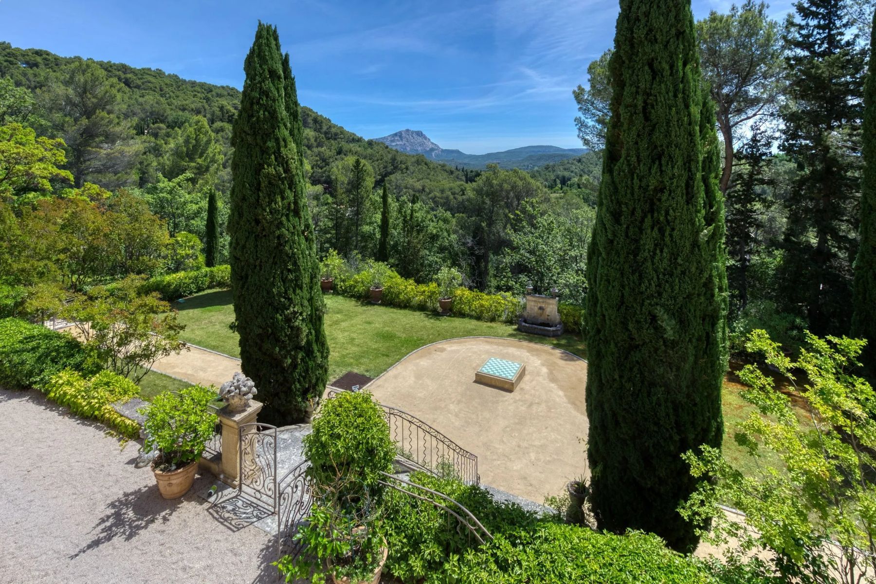 Bastide du Tholonet villa photo.