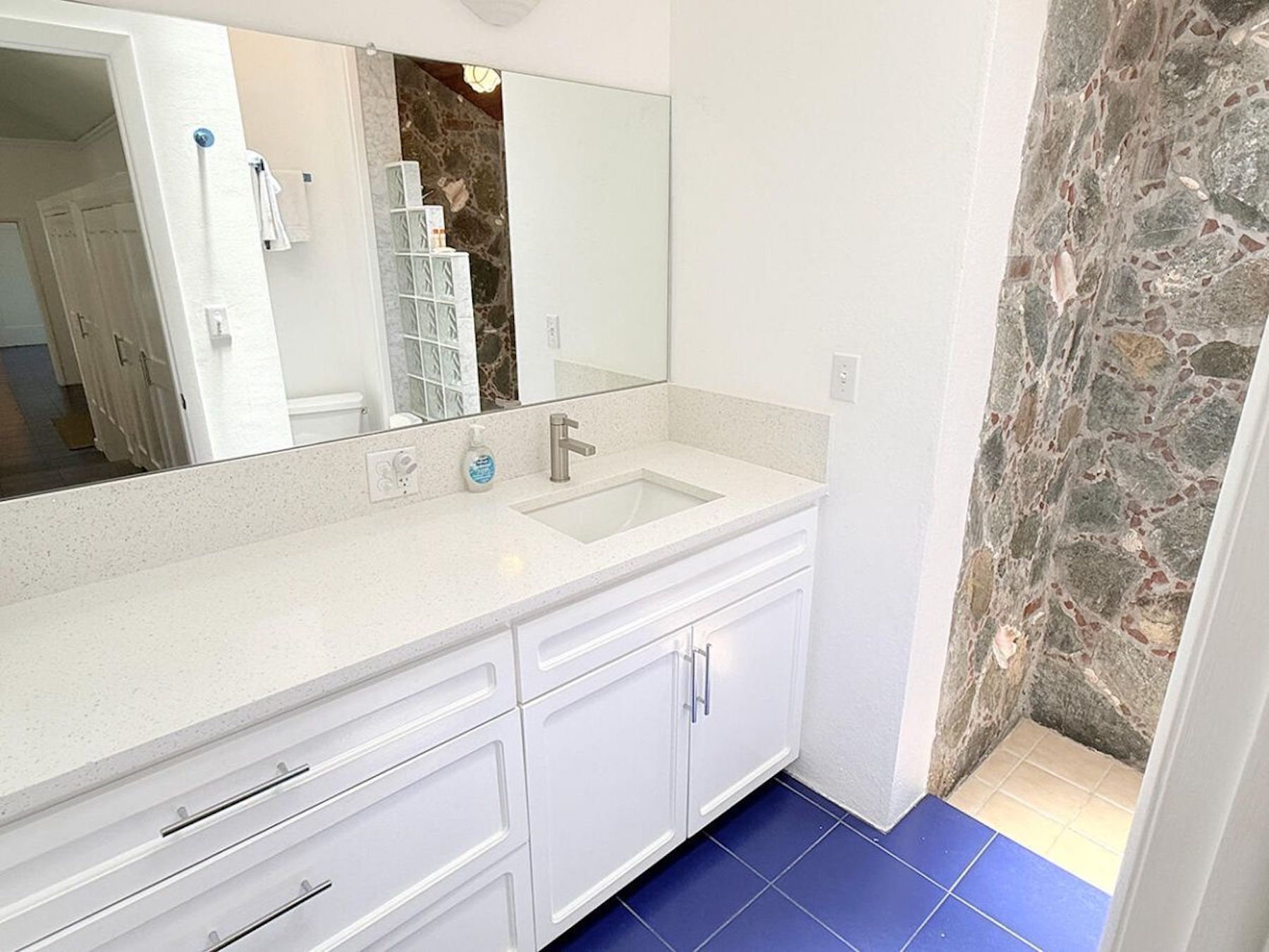 Shared bathroom for Right bedroom and Loft