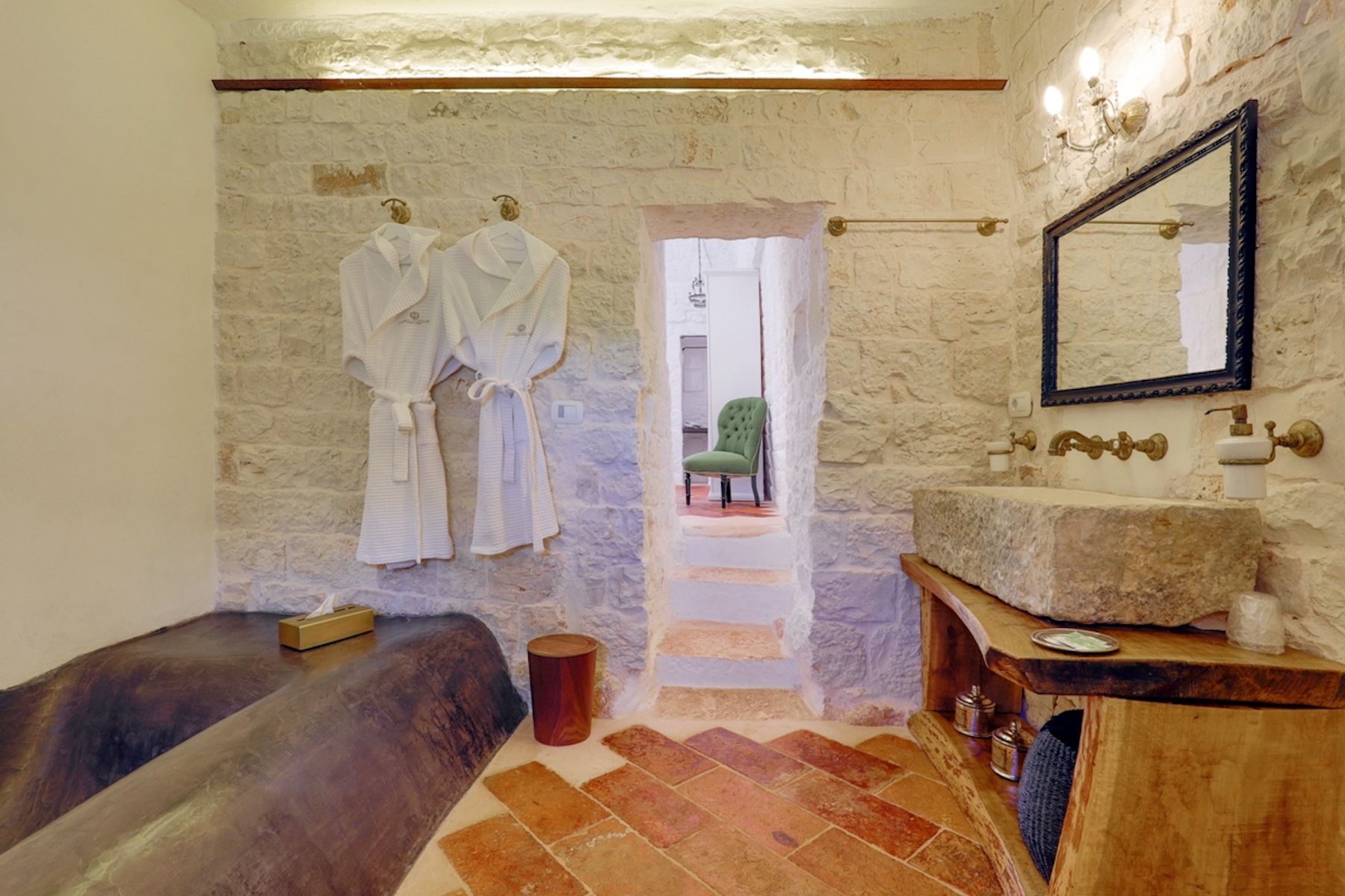 Ensuite with bathtub
