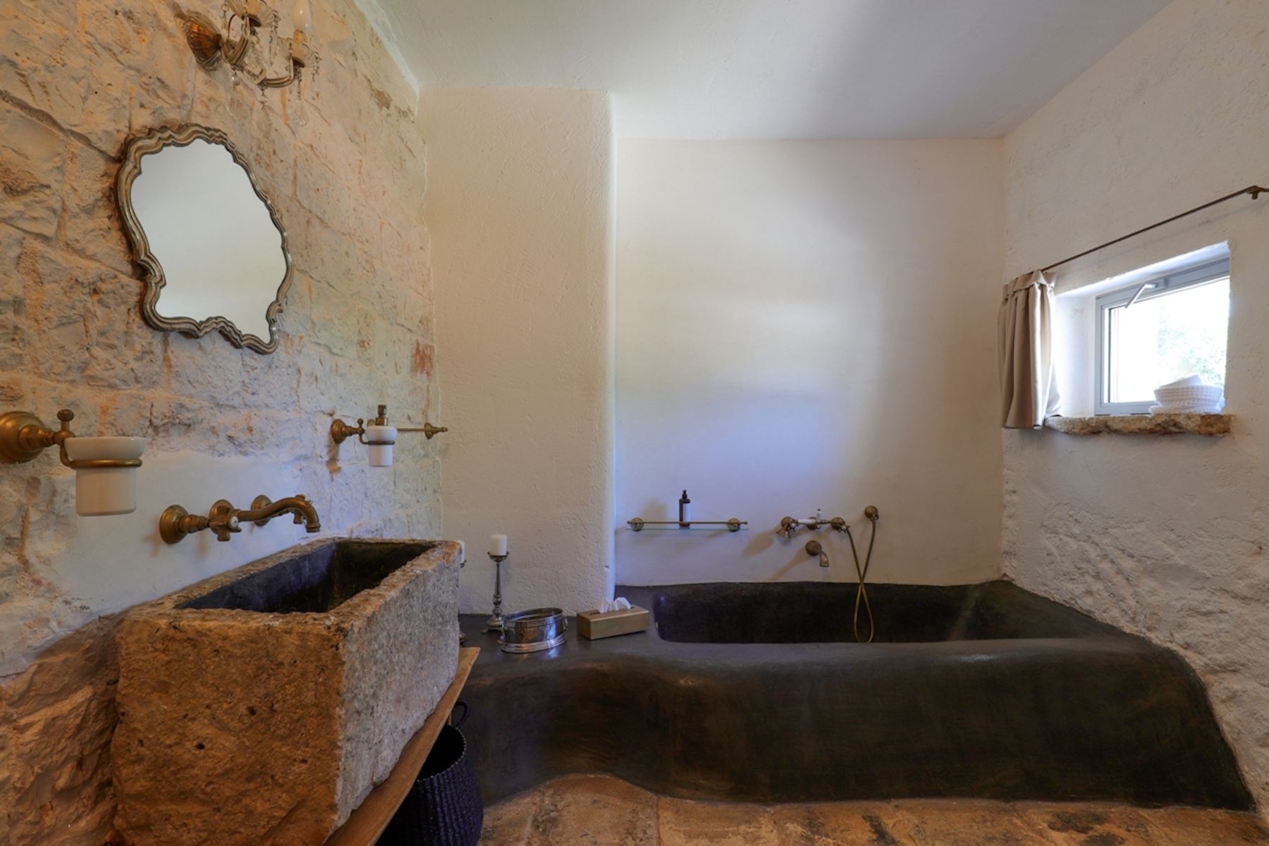 Ensuite with bathtub