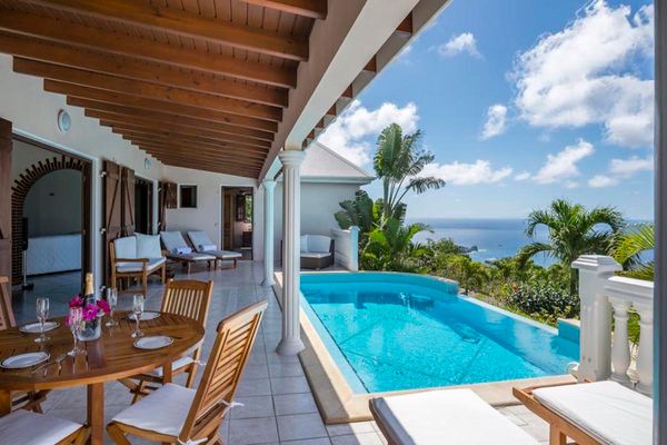 Cocktails on the covered patio or a dip in the infinity pool are both great options at Sunrock Villa
