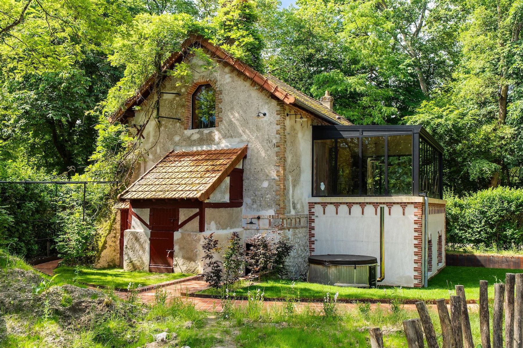 Saint Laurent Maison villa photo.