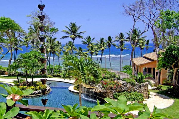 The luxurious resort like pool is just steps away from the ocean at Flor de Cabrera
