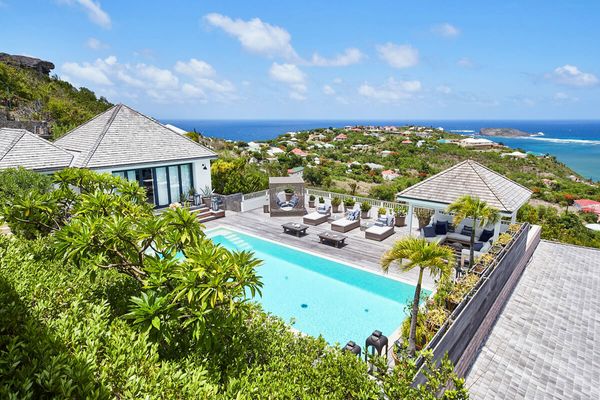 Amalie Villa is located on a hillside in Barrière des Quatre Vents and enjoys great ocean views