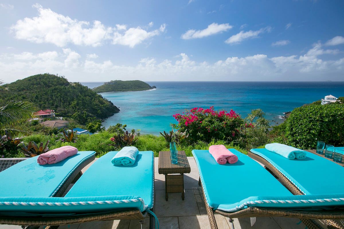 Ami La Vita Villa is a located on Klein Bay overlooking the Caribbean