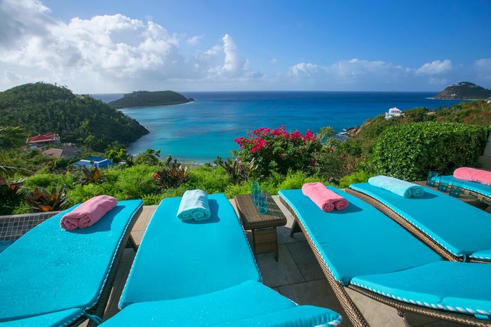 Ami La Vita Villa is a located on Klein Bay overlooking the Caribbean