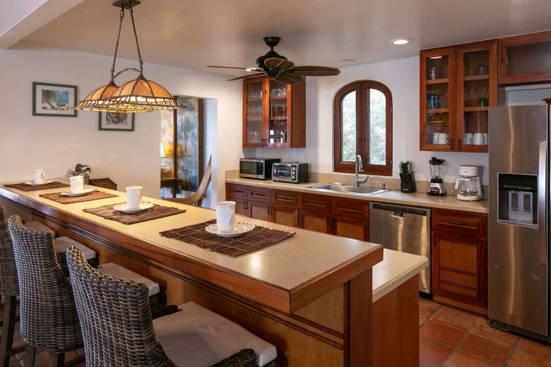 Fully equipped kitchen with breakfast bar seating