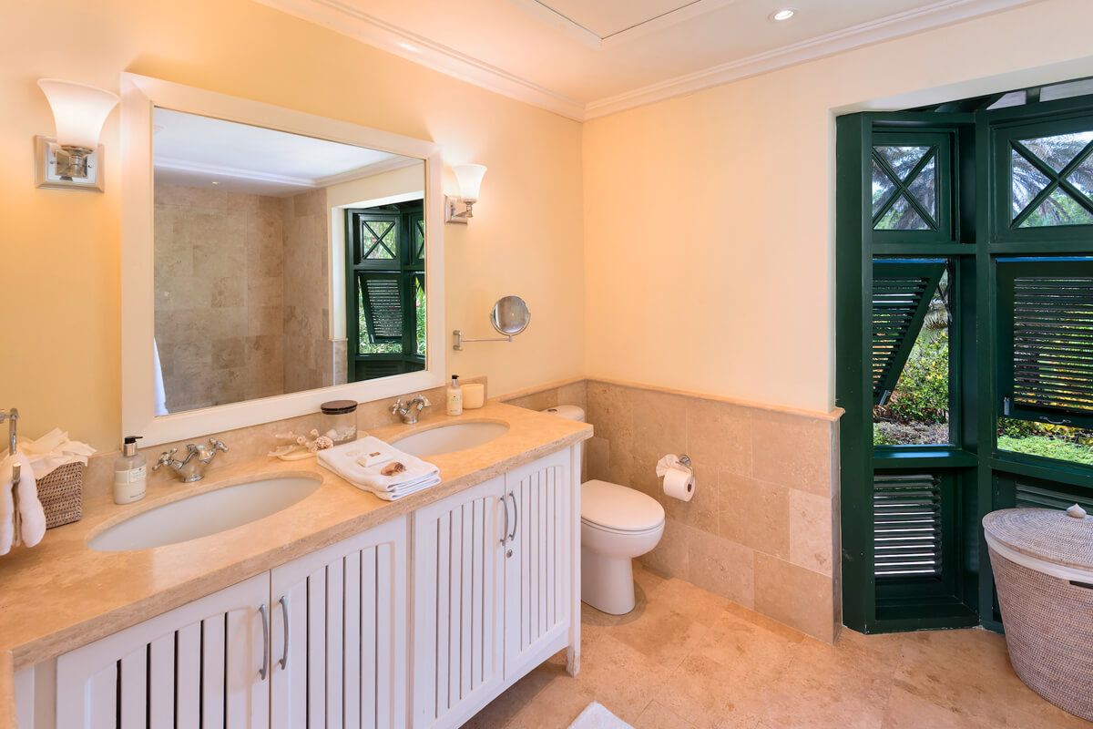 Double vanity en suite bathroom