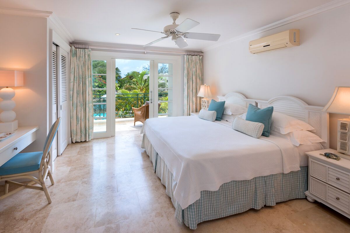 King/twin bedroom with patio access