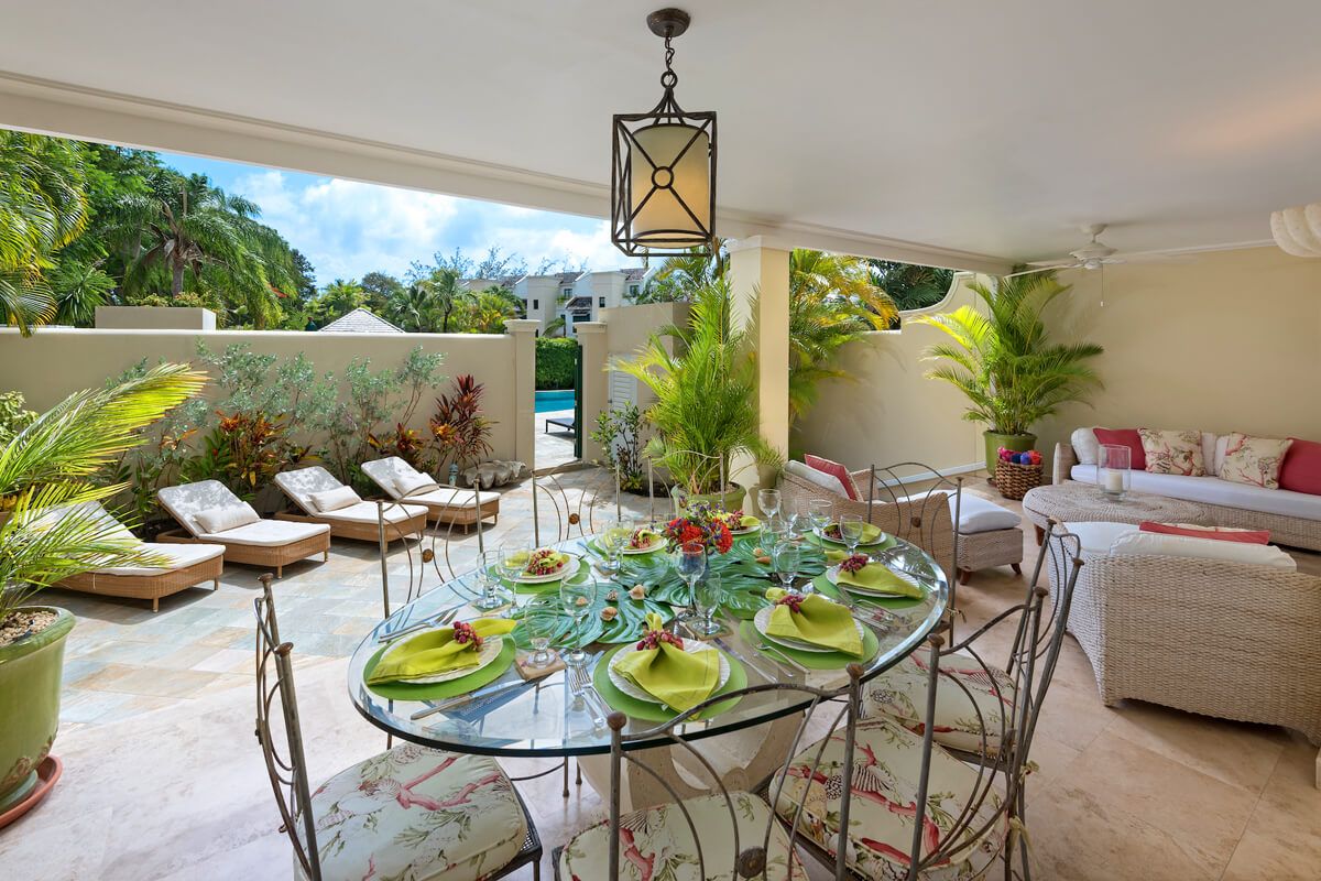 Covered patio dining and outdoor lounge
