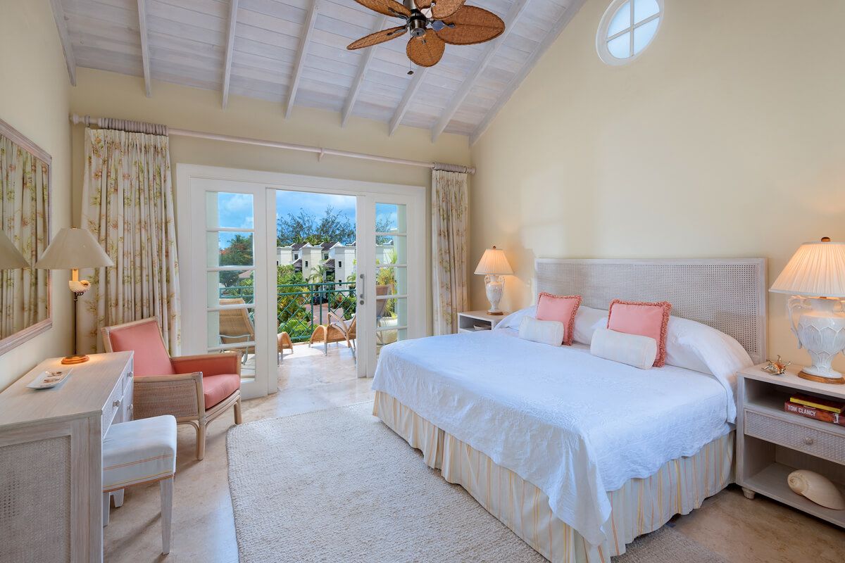 King/twin third upper level bedroom with patio access