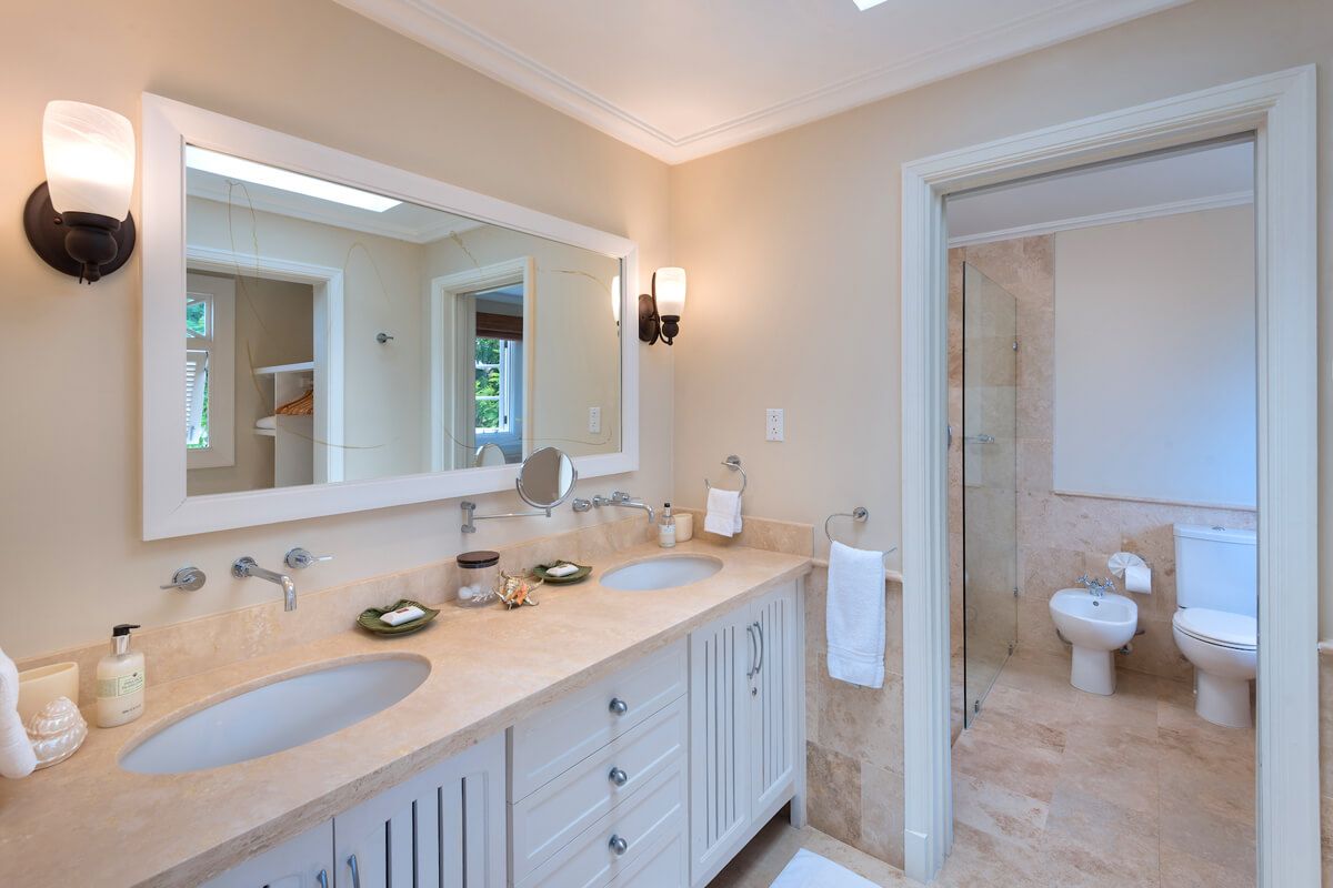 En suite double vanity bathroom