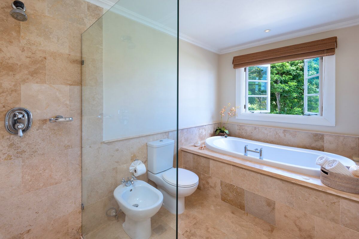 En suite bath tub