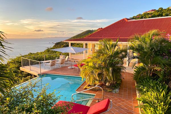 L'Enclos Villa is located on the hillside of Colombier overlooking Gustavia