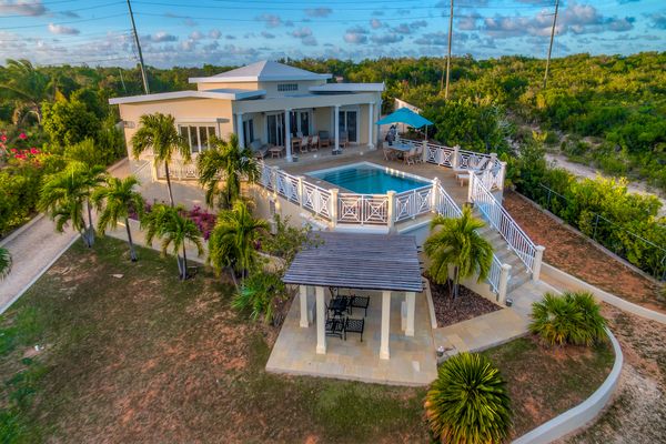 Sweet Return Villa is located near the golf course and Rendezvous Bay