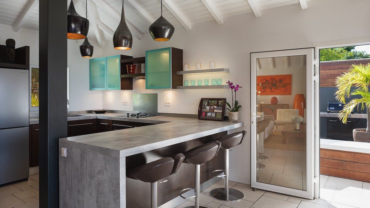 Fully equipped kitchen with breakfast bar seating
