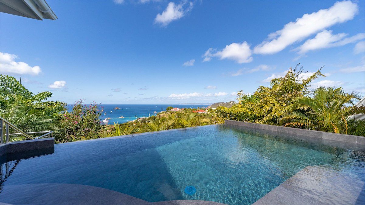 Swimming pool at Vague Bleue