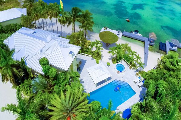 Kaiku Villa is located in Rum Point on the ocean with its own beachfront