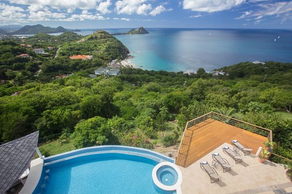 Akasha Villa is located in Cap Estate and offers views of the Piton Mountains and Pigeon Island