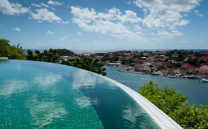 Amazing infinity edge pool at Lam Villa