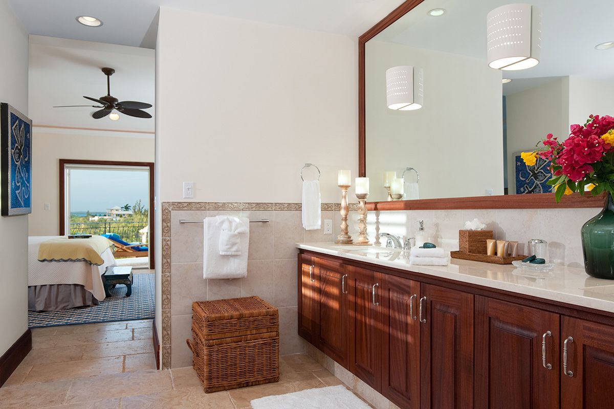 En suite dual vanity bathroom