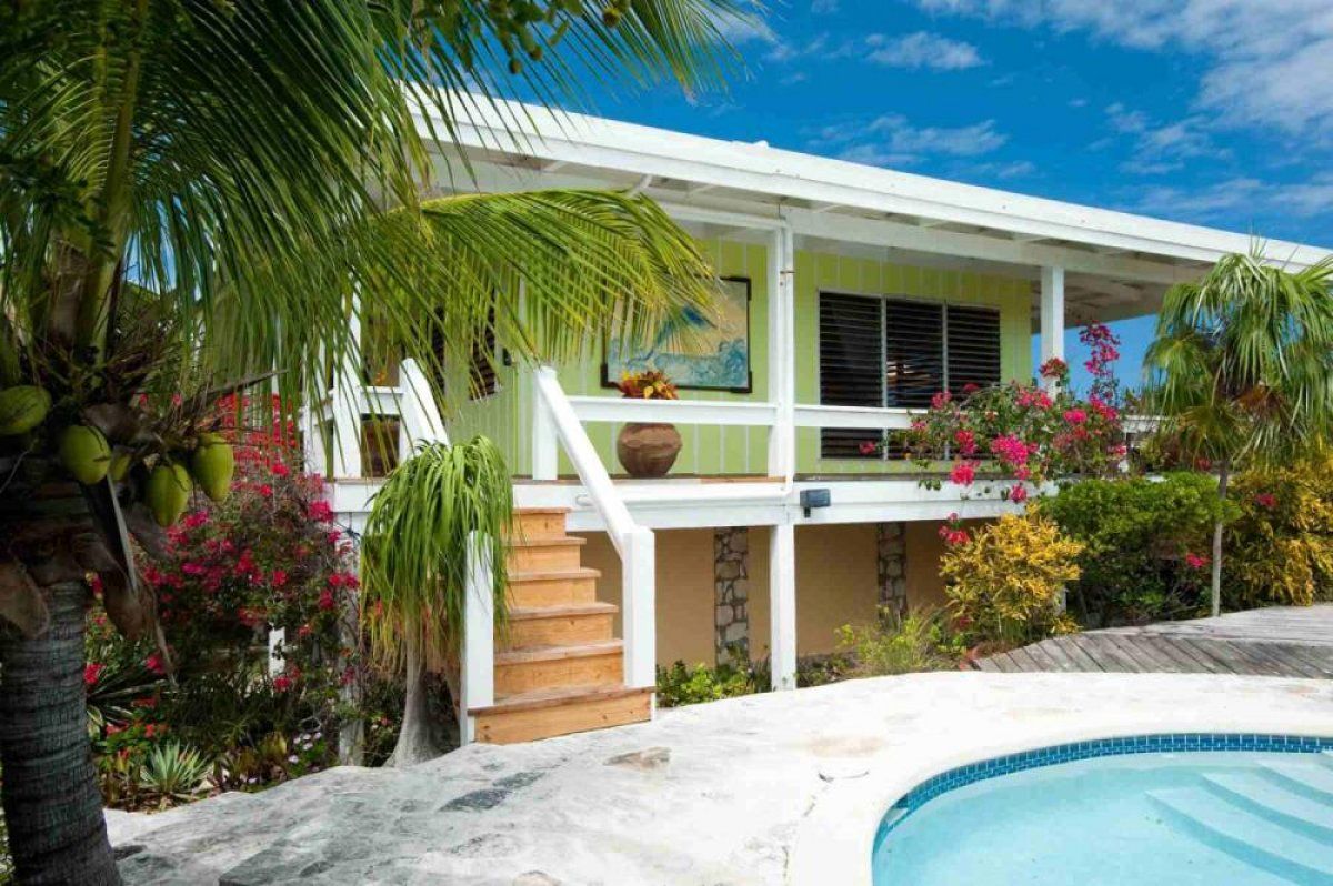 The deck by the pool