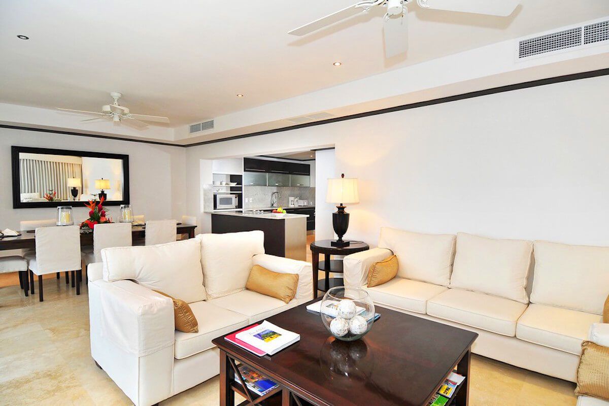 Open plan living/dining area