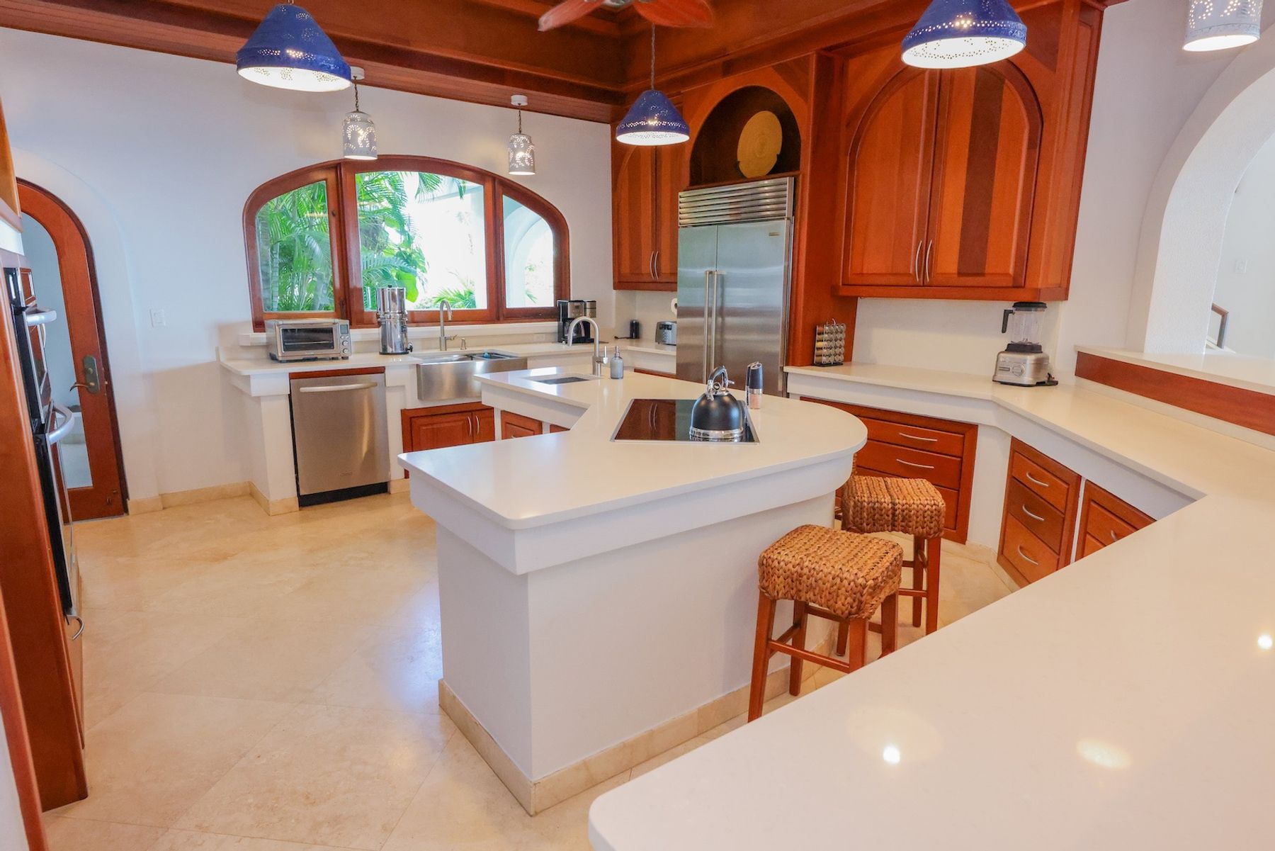 Fully equipped kitchen with island