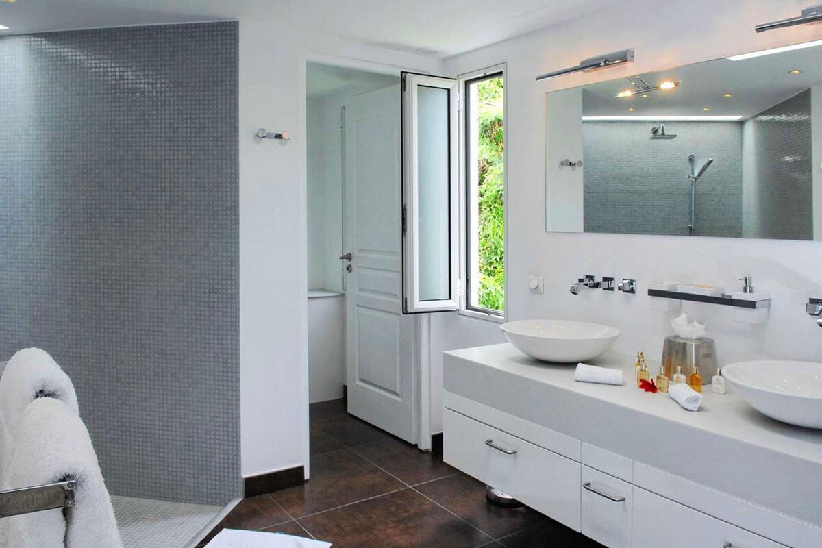 En suite bathroom