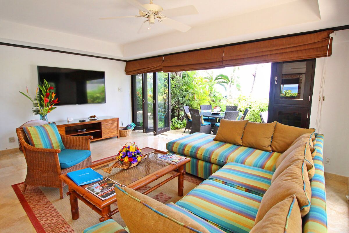 Open floor plan living/dining area