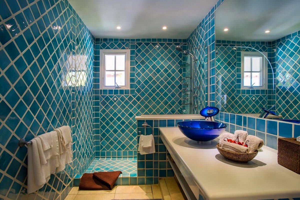 En suite bathroom with a shower