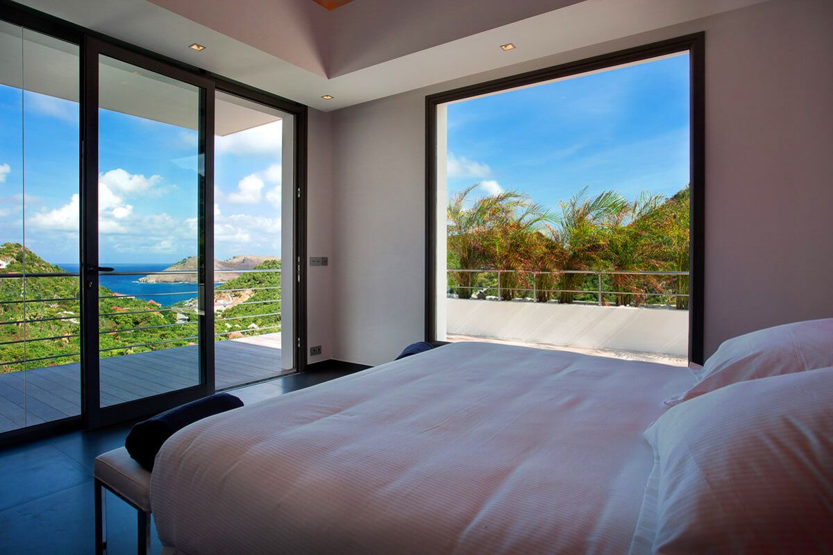 King bedroom with ocen views opens to the balcony