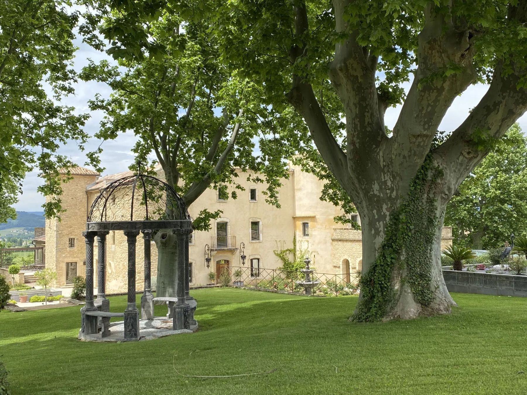 Chateau de Bonnieux villa photo.