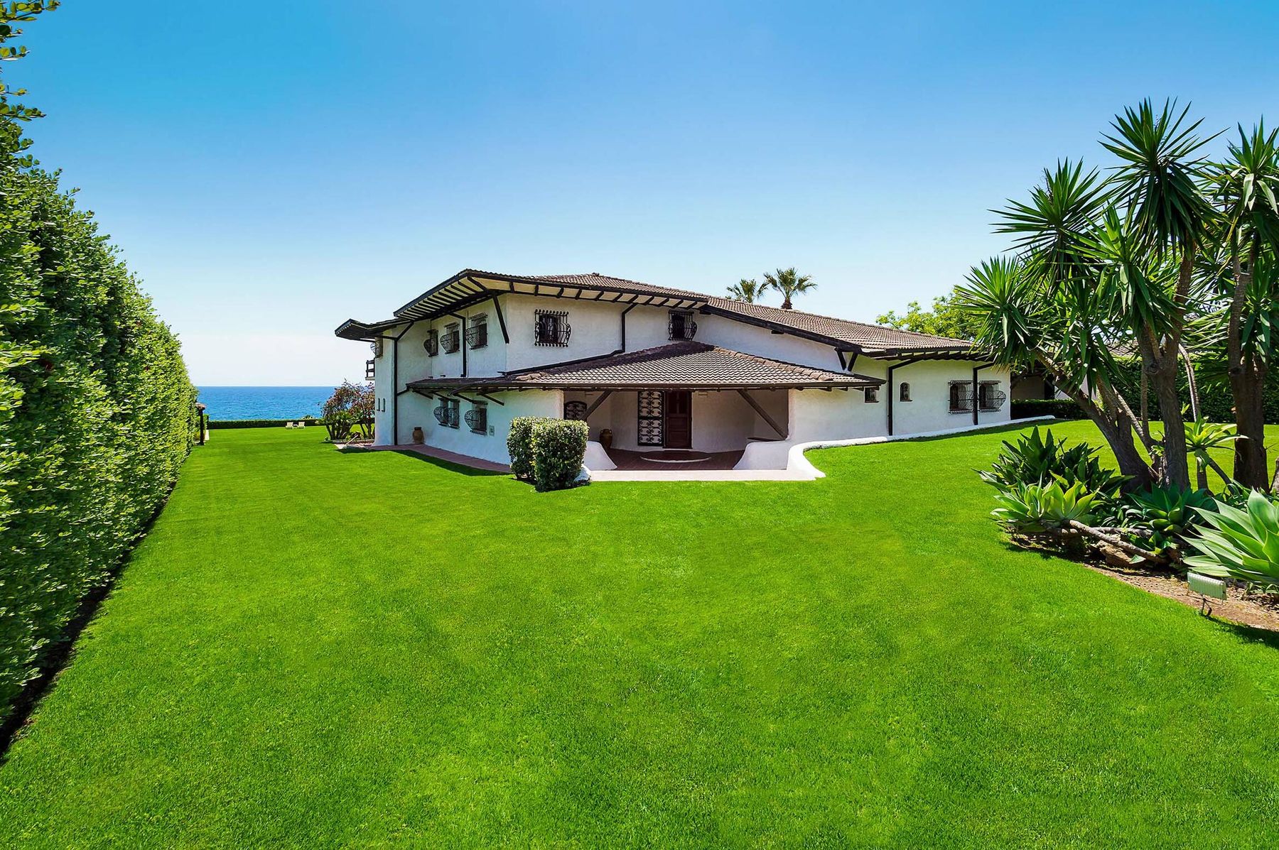 Blue Moon villa photo.
