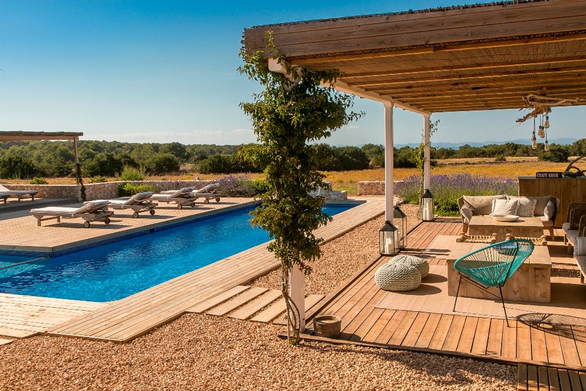 Outdoor lounge set next to the stunning L-Shaped pool