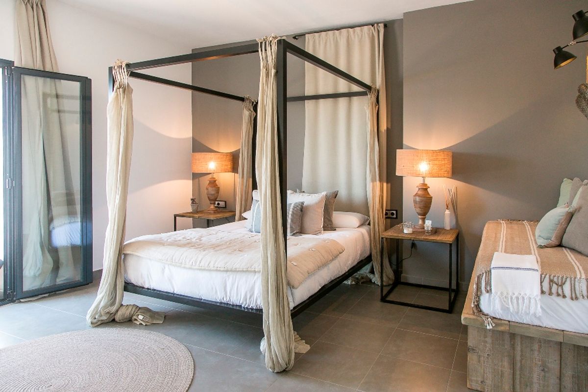Four poster bed with ensuite bathroom and outdoor access