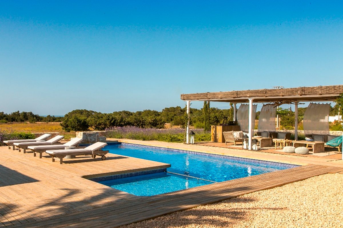 Views of the countryside and vineyards from the private pool