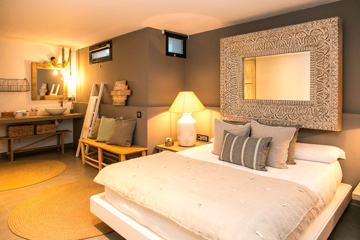 Double bedroom with basin