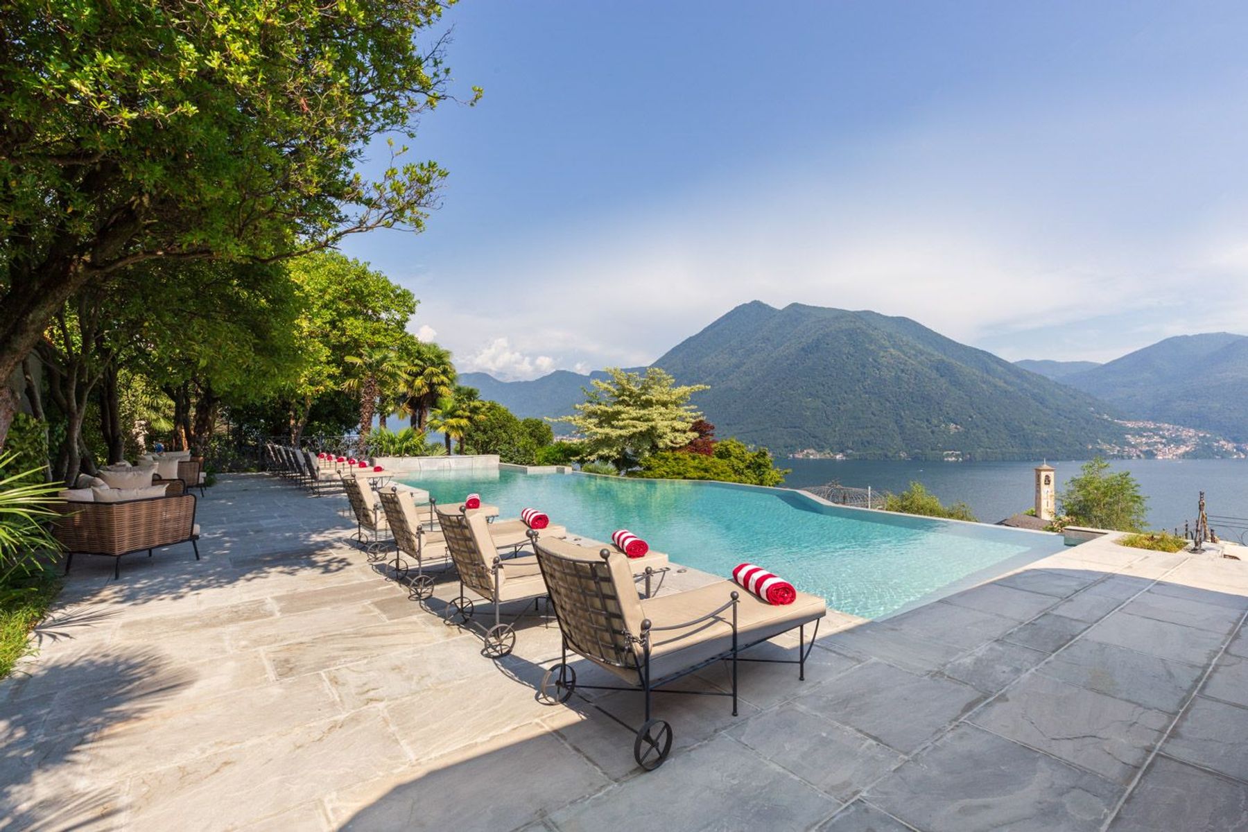 Vista Lago villa photo.